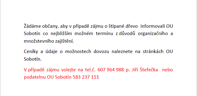 Štípané dřevo.